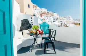Gallery image of Blessed Blue Boutique Cave Suite in Oia
