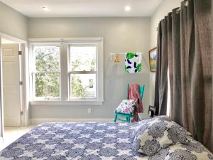 邁阿密的住宿－Sunny and Charming Suite next to MIA - 5G，一间卧室设有一张床和两个窗户。