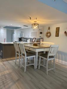 Una cocina con una mesa y sillas en una cocina. en Escape to paradise, en St Pete Beach