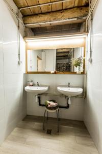 a bathroom with two sinks and a mirror at El Cabirol 