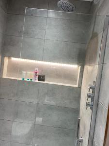 ein Bad mit einer Dusche und einer Glastür in der Unterkunft Cambridge Villas Private Studio Lytham St Annes in Saint Annes on the Sea