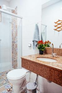 a bathroom with a toilet and a sink at RES FLATS ANGELIM II, SUPERIOR, 2 QUARTOS c AR, CENTRO in Itacaré