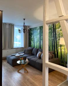 ein Wohnzimmer mit einem Sofa und einem Tisch in der Unterkunft Ferienapartment HarzZeit in Wernigerode