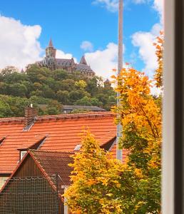 een uitzicht op een kasteel op de top van een berg bij Ferienapartments HarzZeit in Wernigerode