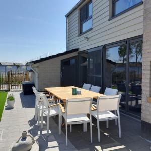 Una mesa y sillas de madera en un patio. en Maison Maritime, en Middelkerke 15 fotos más