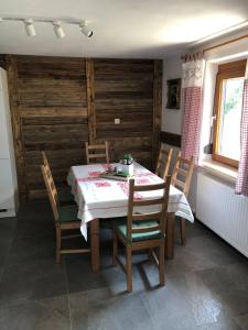 een eetkamer met een tafel en stoelen en een raam bij Haus Roberto Panoramablick Oetz in Oetz