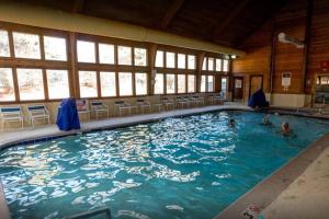 duży basen z ludźmi w wodzie w obiekcie Mountain, Lake, Golf Resort for 8 Kayak Included w mieście Lake Lure