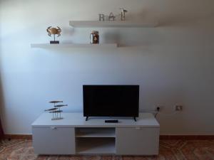 Telewizja i/lub zestaw kina domowego w obiekcie Apartamentos Orzola