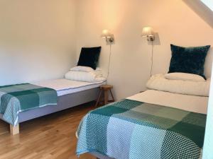 um pequeno quarto com 2 camas e 2 candeeiros em Holiday Home Liden em Båstad