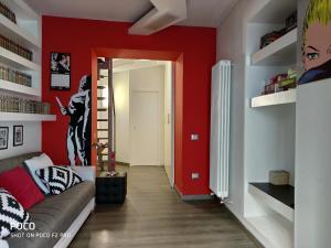 un soggiorno con divano e parete rossa di La Ciammarica a Sulmona