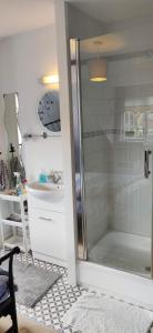 y baño con ducha y lavamanos. en House on the Corner B&B en Didcot