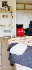 1 dormitorio con 1 cama de coca cola y 1 silla en House on the Corner B&B en Didcot