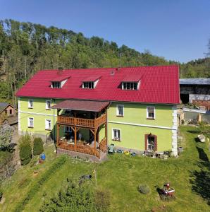 una vista aérea de una casa grande con techo rojo en Zielony Dom na Wzgórzu, en Bystrzyca Kłodzka