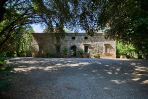a large stone house with a large driveway at Hotel Villa Ciconia in Orvieto