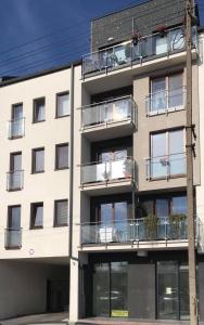 ein Apartmenthaus mit Balkon darauf in der Unterkunft Apartament Julia in Skierniewice