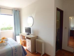 TV a/nebo společenská místnost v ubytování Vicentina Rooms by Casas do Alentejo