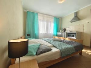 シュチルクにあるCztery Pory Roku Pokoje Gościnneのベッドルーム1室(青いカーテン付きの大型ベッド1台付)