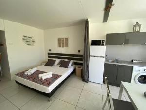 1 dormitorio pequeño con 1 cama y cocina en Iguana studio vue mer avec cuve en Saint-François