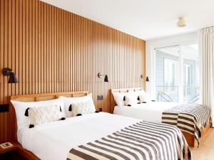 Tempat tidur dalam kamar di The Rockaway Hotel