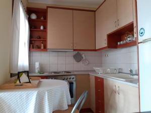 una piccola cucina con un tavolo e un lavandino di Ferienapartment At Home Ouranoupolis a Ouranoupoli