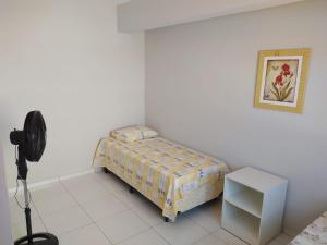 Een bed of bedden in een kamer bij Apartamento no Centro Hospitalar em Teresina !!