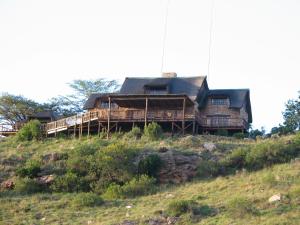 una casa sentada en la cima de una colina en Intaba Lodge, en Kirkwood