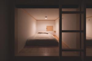 Ένα ή περισσότερα κρεβάτια σε δωμάτιο στο THY GUEST HOUSE