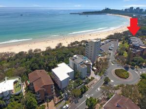 una vista aerea di una spiaggia con freccia rossa di Illawong 4 a Mooloolaba