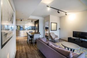 Ο χώρος του lounge ή του μπαρ στο Arena Apartments by CLLIX