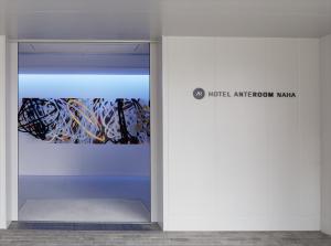 那霸HOTEL ANTEROOM NAHA的建筑中一扇门,上面有画
