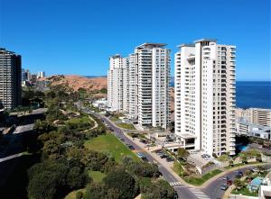 una vista aérea de una ciudad con edificios altos en Vista al Mar & Descanso de lujo, Wifi & Parking Privado & 2"SmartTV, en Concón