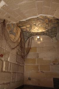 Cette chambre est dotée d'un mur en briques et d'un plafond. dans l'établissement B&B Favignana, à Favignana