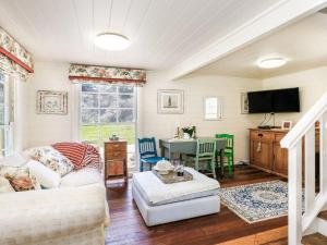 - un salon avec un canapé et une table dans l'établissement Eco Cottage Alpine Southern Highlands, à Alpine