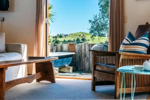 uma sala de estar com vista para uma banheira em The Loft at Cypress Ridge Estate em Onetangi