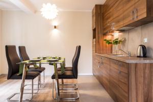 Kuchnia lub aneks kuchenny w obiekcie AbsyntApartments 24 Rynek Wrocław