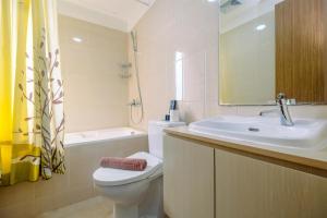 Koupelna v ubytování Comfortable and Spacious 2BR at Oasis Cikarang Apartment By Travelio