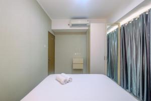 Postel nebo postele na pokoji v ubytování Comfortable and Spacious 2BR at Oasis Cikarang Apartment By Travelio