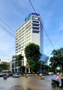 un hôtel avec un panneau au-dessus d'un bâtiment dans l'établissement SOJO Hotel Bac Giang, à Bắc Giang