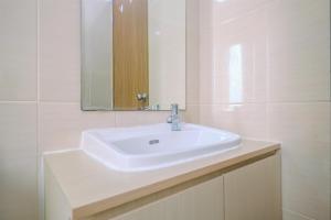 Koupelna v ubytování Comfortable and Spacious 2BR at Oasis Cikarang Apartment By Travelio + 13 fotografií