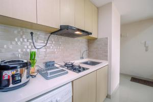 Kuchyň nebo kuchyňský kout v ubytování Comfortable and Spacious 2BR at Oasis Cikarang Apartment By Travelio