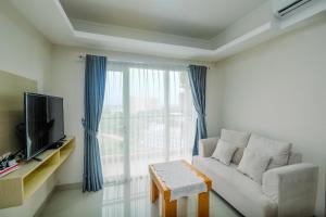TV a/nebo společenská místnost v ubytování Comfortable and Spacious 2BR at Oasis Cikarang Apartment By Travelio