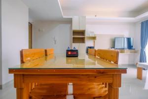 Kuchyň nebo kuchyňský kout v ubytování Comfortable and Spacious 2BR at Oasis Cikarang Apartment By Travelio