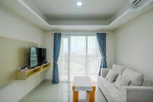 TV a/nebo společenská místnost v ubytování Comfortable and Spacious 2BR at Oasis Cikarang Apartment By Travelio