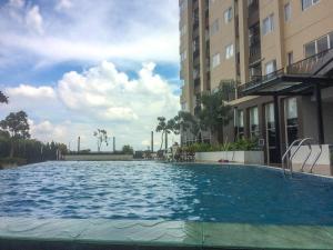 Bazén v ubytování Comfortable and Spacious 2BR at Oasis Cikarang Apartment By Travelio nebo v jeho okolí