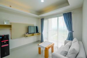 TV a/nebo společenská místnost v ubytování Comfortable and Spacious 2BR at Oasis Cikarang Apartment By Travelio