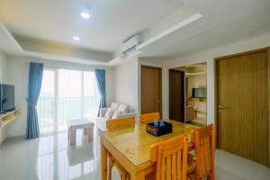 TV a/nebo společenská místnost v ubytování Comfortable and Spacious 2BR at Oasis Cikarang Apartment By Travelio
