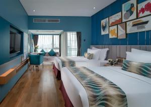 two beds in a hotel room with blue walls at Sentosa Hotel Apartment Taoyuan Branch in Shenzhen