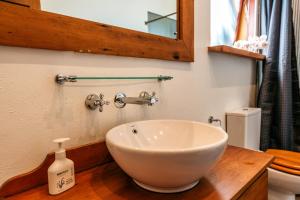 Koupelna v ubytování The Vineyard Cottage - Stay Waiheke + 21 fotografií