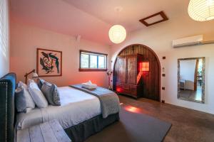 Postel nebo postele na pokoji v ubytování The Vineyard Cottage - Stay Waiheke