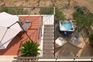 Bazén v ubytovaní Villa View a luxury villa in Makarska, heated private pool, jacuzzi, gym alebo v jeho blízkosti